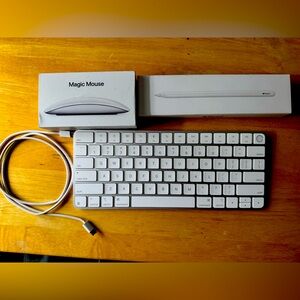 Apple Magic Keyboard and Mouse Set - White